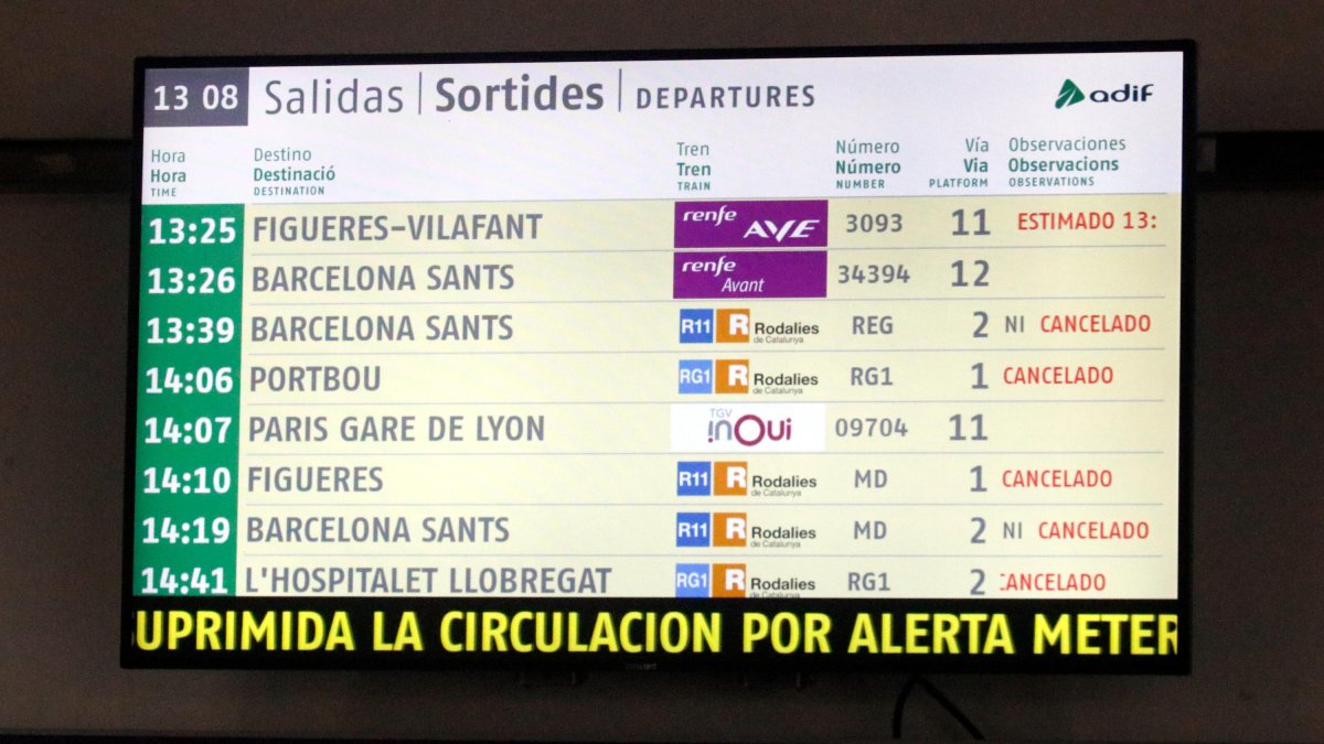 Detall d'una pantalla informativa amb la suspensió dels trens de Rodalies arran de la dana.