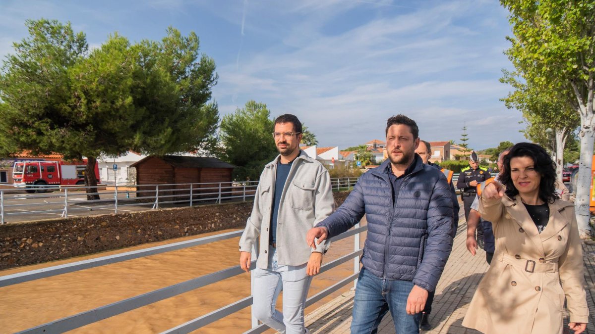 Nacho García, Rubén Viñuales i Sonia Orts a la Móra, on van visitar les zones afectades.