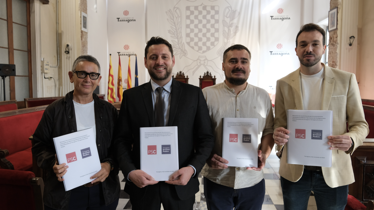 Isabel Mascaró i Rubén Viñuales (PSC) amb Jordi Collado i Toni Carmona (ECP) en la compareixença d'ahir.