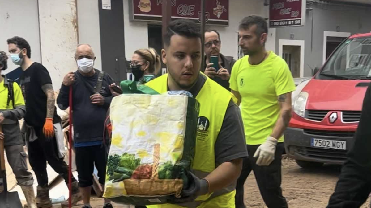 Ayman Belhadj, ayudando en Valencia.