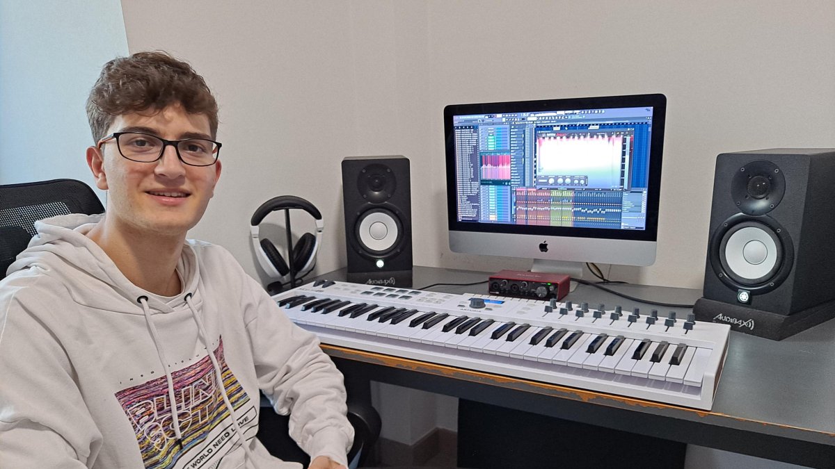 Nil Martorell amb el seu equip de producció musical.