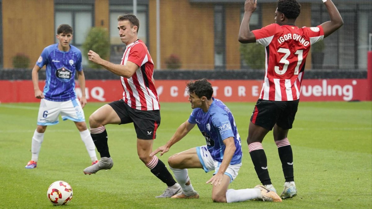 A l’esquerra, el jugador del Bilbao Athletic i botxí del Nàstic, Eneko Aguilar.