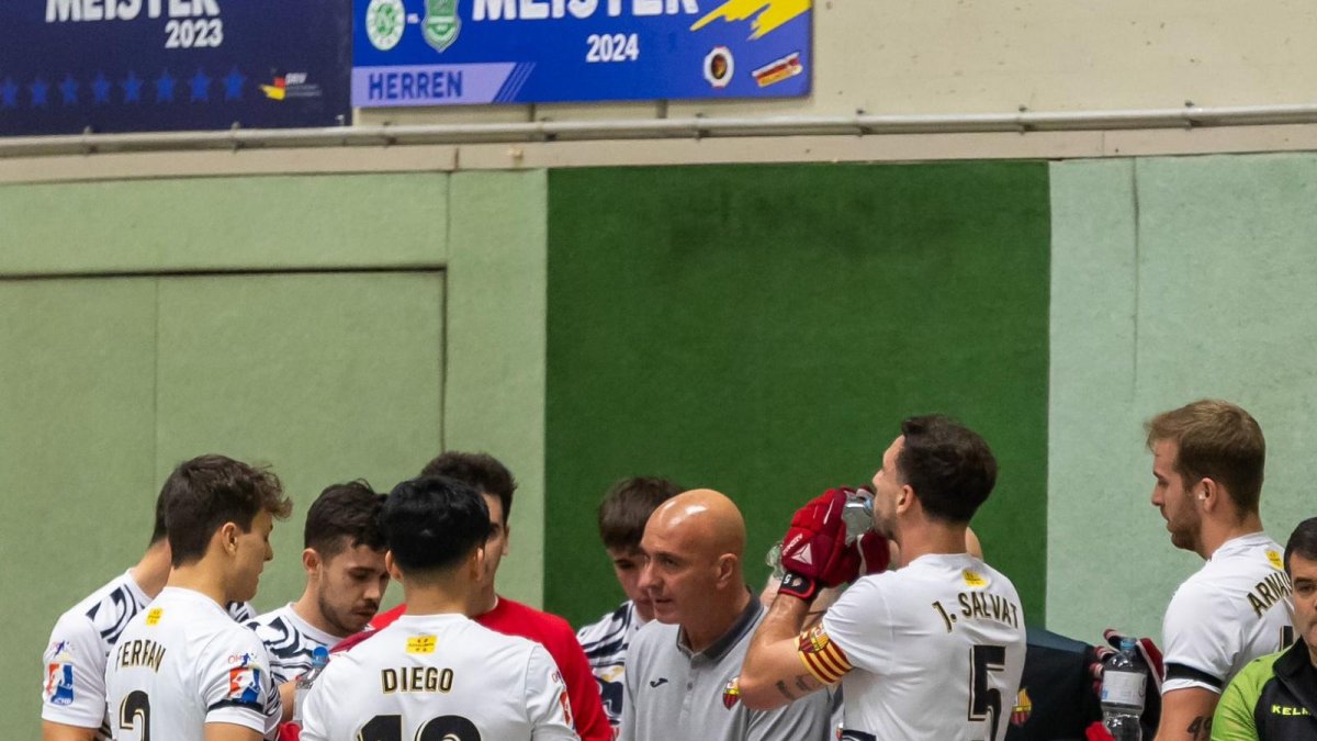 Els jugadors del Reus Deportiu rebent les indicacions del tècnic Jordi Garcia.