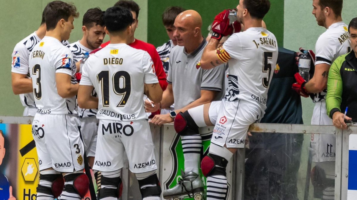 Los jugadores del Reus Deportiu recibiendo las indicaciones del técnico Jordi Garcia.