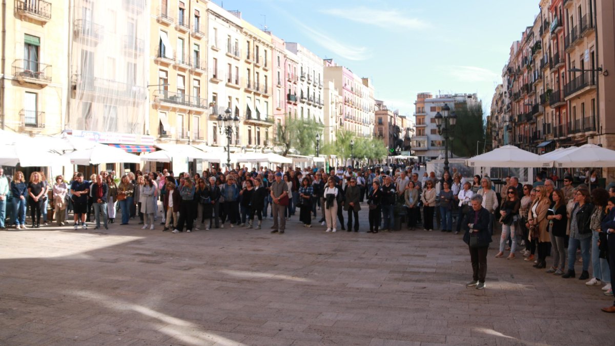Unas 150 personas han participado en el paro de diez minutos en apoyo a los afectados por Dana.