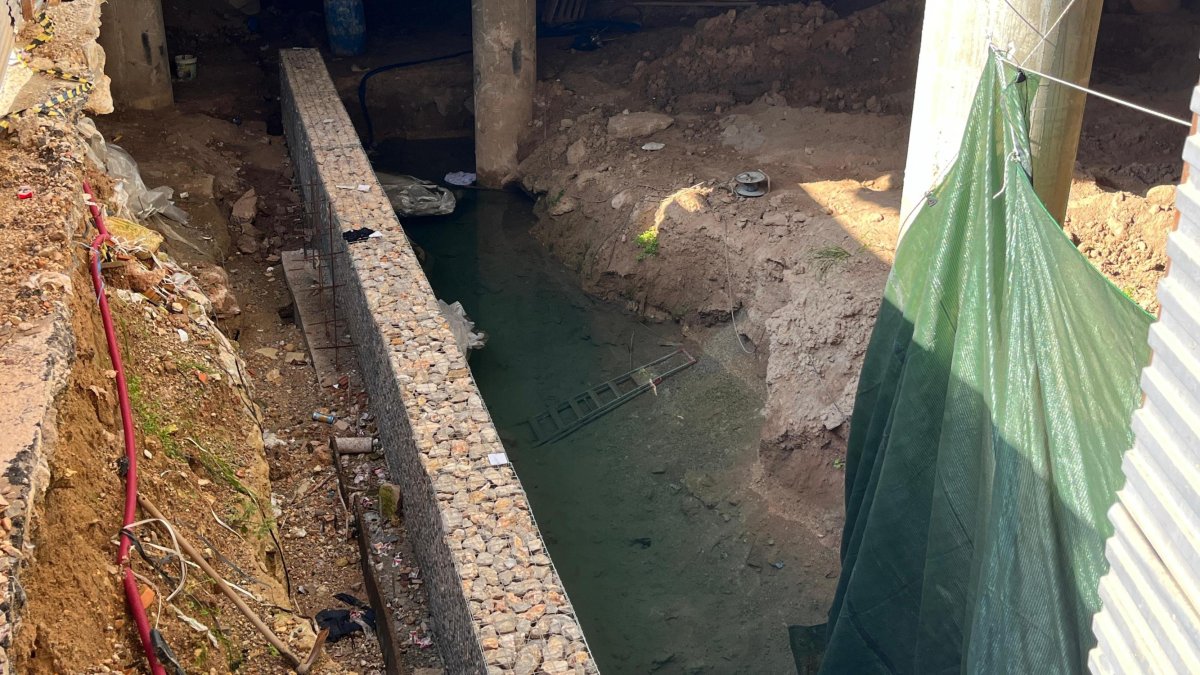 Els fonaments de l’edifici es troben en algunes zones amb metre i mig d’aigua.