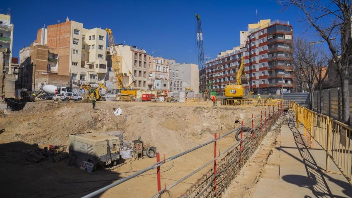 Fotografía de las obras del complejo de la Hispània de principios de marzo, donde se construirá un bloque de viviendas.