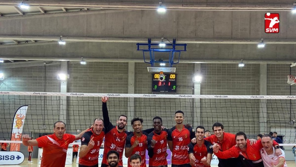 Els jugadors del CV Sant Pere i Sant Pau celebrant la victòria.