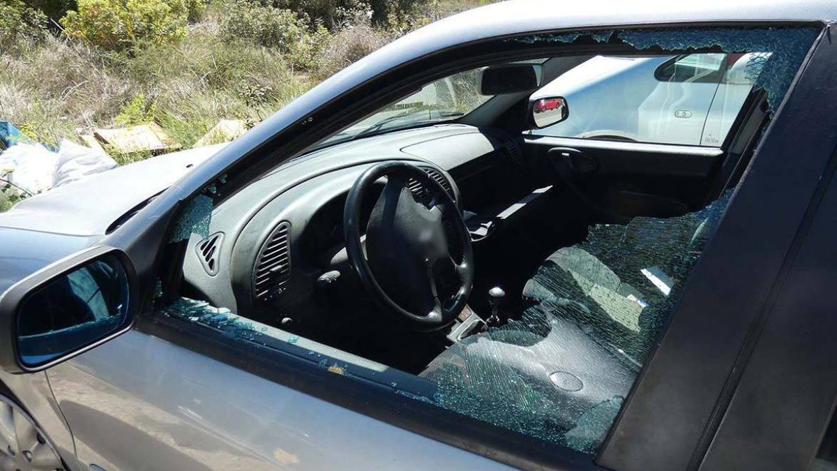 Imatge d’un cotxe amb els vidres trencats a Tarragona.