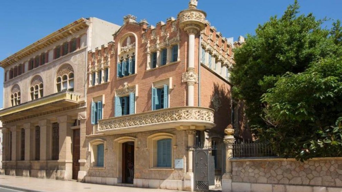 Fotografia d’arxiu de la façana de la Casa Rull des del carrer de Sant Joan.