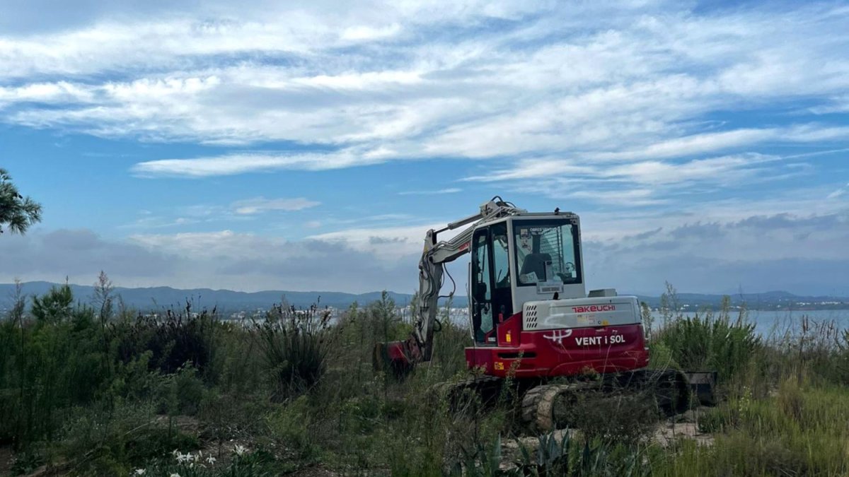 Màquina treballant a la llacuna de les Olles.