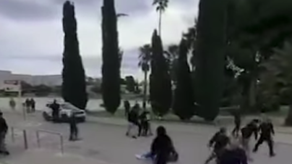 Imatge d'un moment de la baralla, amb diverses persones involucrades.