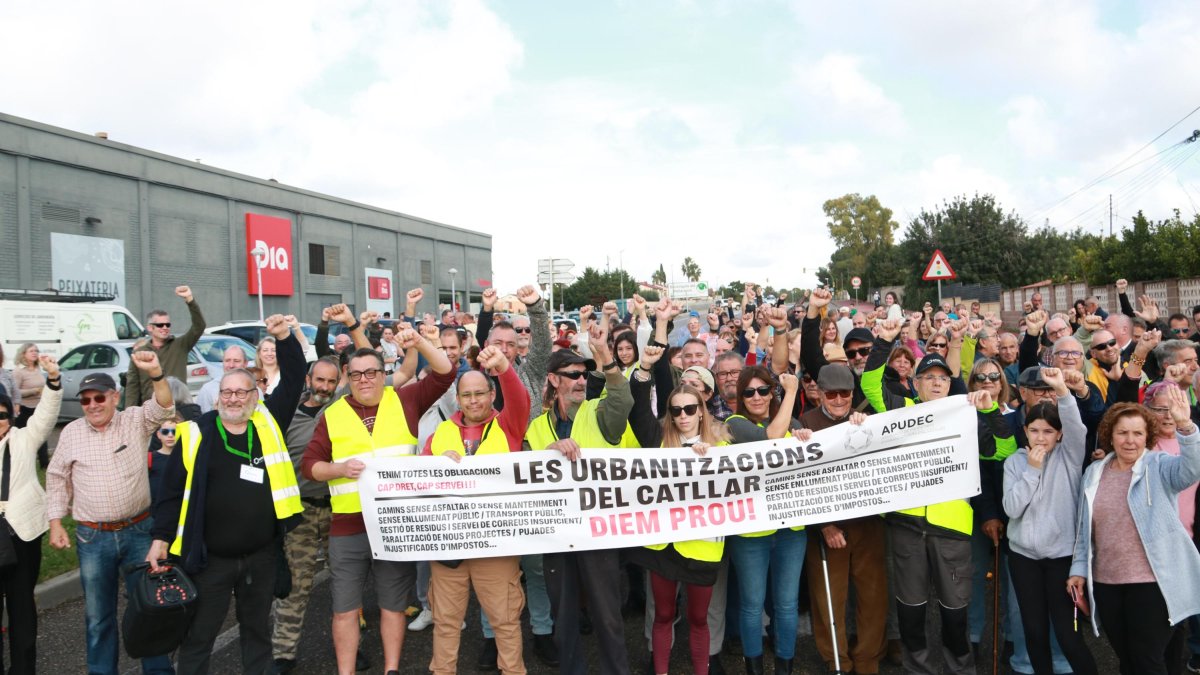 Unes 200 persones alcen els punys durant el tall de la carretera TP-2031