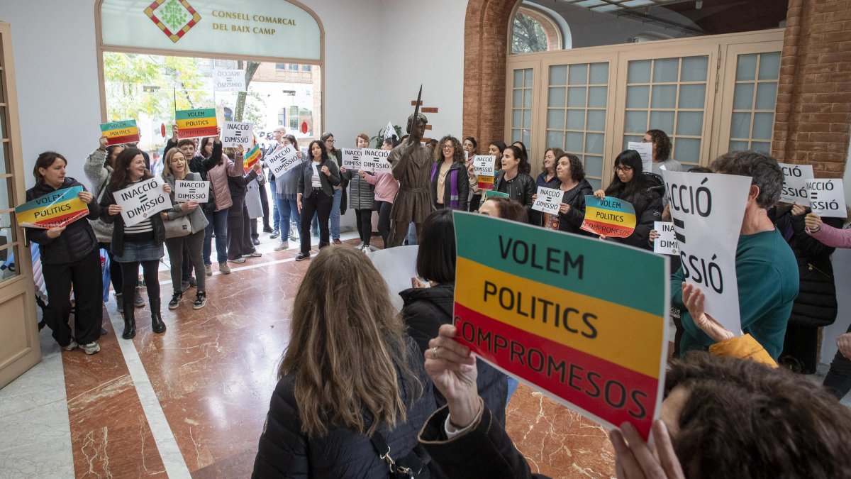 Una cinquantena de persones es van concentrar ahir al Consell Comarcal.