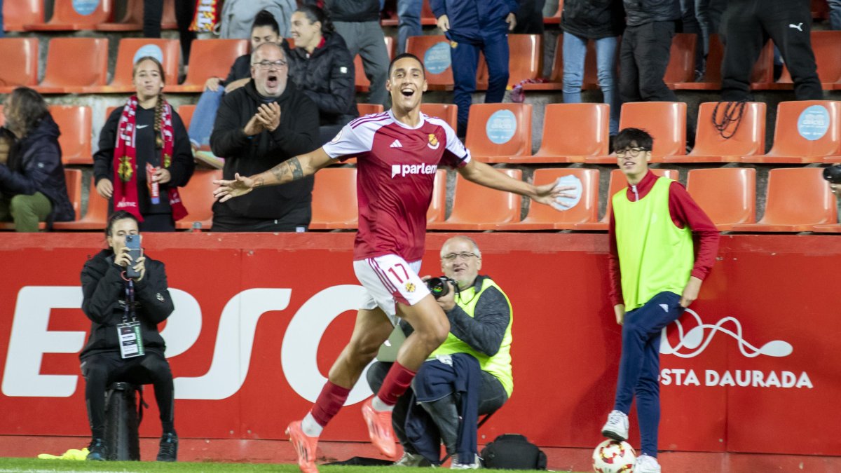 Imatge de Pablo Fernández celebrant un gol.