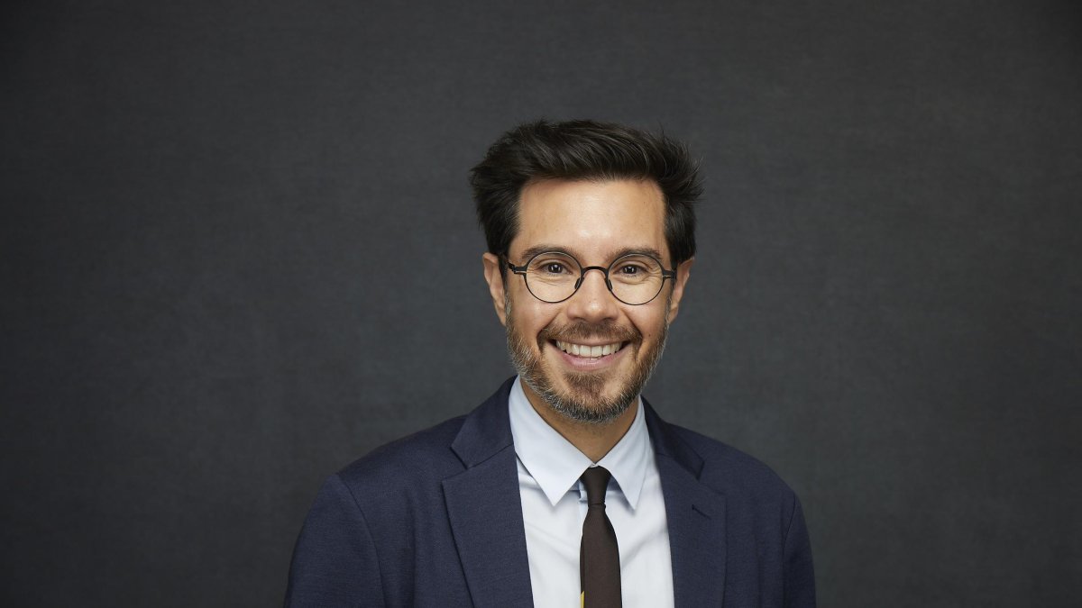 Toni Aira és Doctor en Comunicació Social i Política.