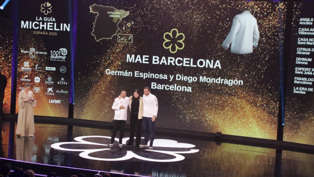 Los cocineros del restaurante Mae Barcelona, recibiendo la primera estrella Michelin.