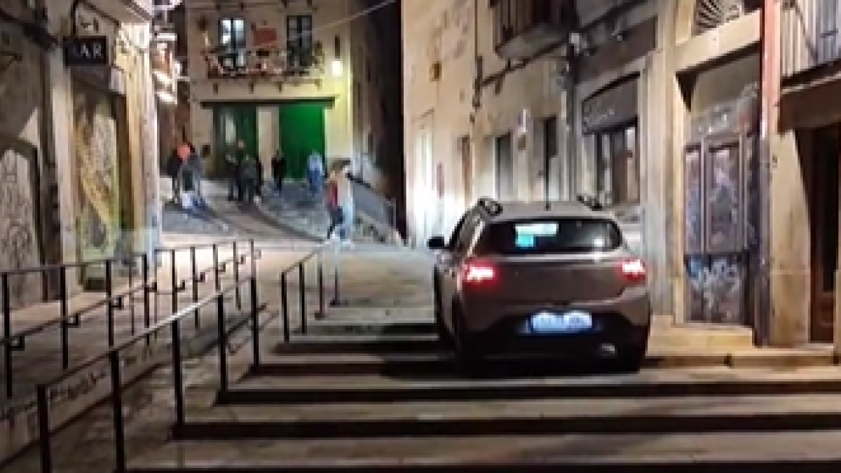 Imatge del cotxe pujant per les escales de la plaça dels Sedassos.