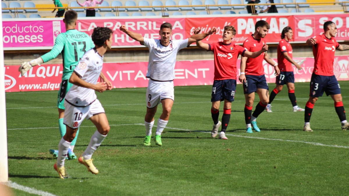 A la izquierda, el extremo de la Cultural Leonesa, Luís Chacón, celebrando un gol con el pichichi Manu Justo durante la victoria contra el Osasuna Promesas.