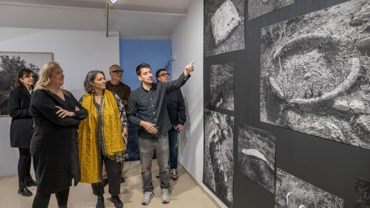 Sandra Ramos, Arianna Rinaldo y Gerard Boyer en la presentación de la exposición este jueves. J