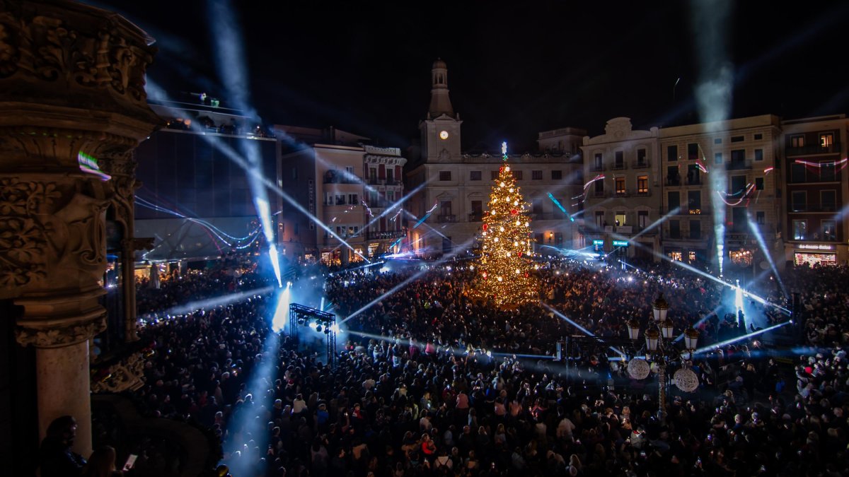 Un espectáculo de luz y música ayudó a los reusenses a iluminar el árbol de Navidad de la plaza del Mercadal con su energía y sus sueños.