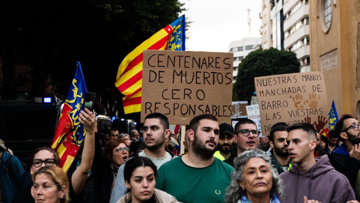 Un cartel lamenta la falta de asunción de responsabilidades por la gestión de la gota fría en la Comunidad Valenciana