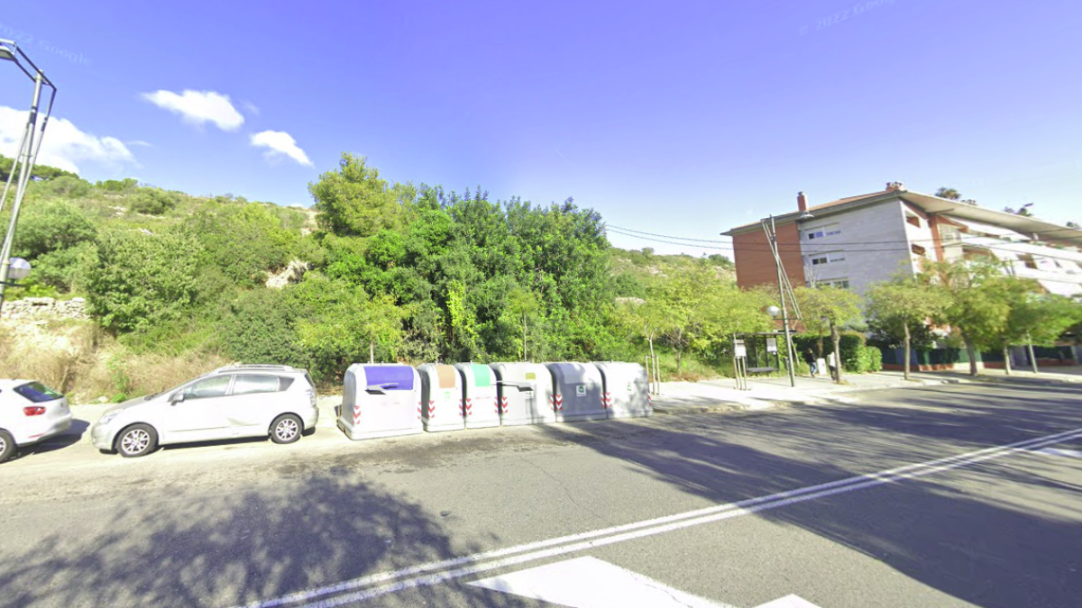 La finca en venta está situada en la calle Joan Fuster número 21, en el Valle de la Arrabassada