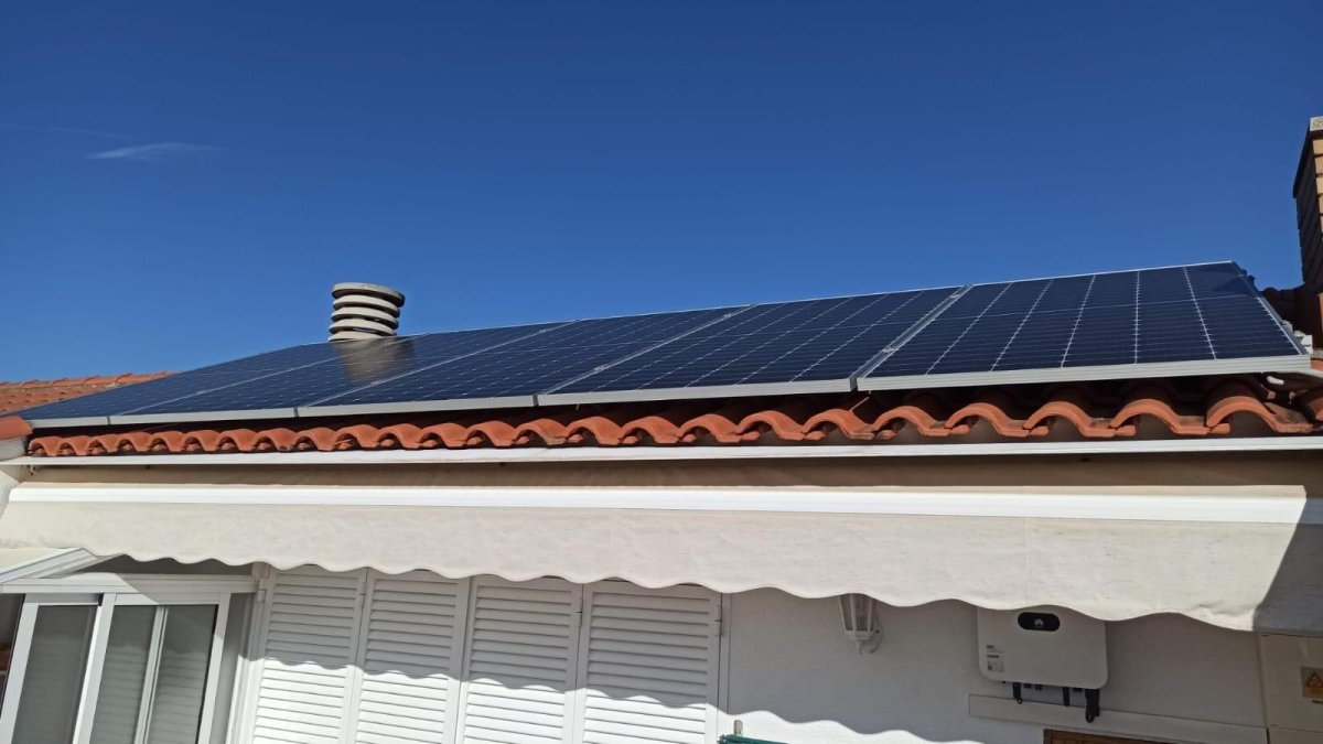 Imagen de unas placas fotovoltaicas instaladas en una vivienda de Altafulla.