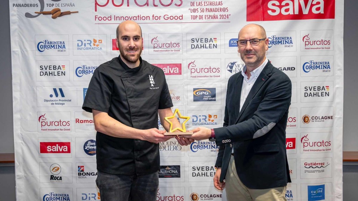 Imagen del propietario de la pastelería Larrossa, Pau Carranza, recogiendo el premio.