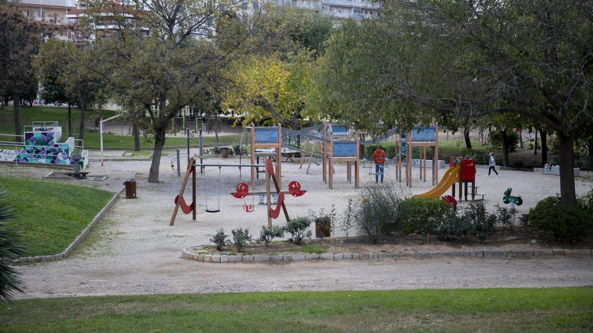 Es retirarà la cistella de bàsquet i l’skateparc per crear una gran zona de jocs infantils.