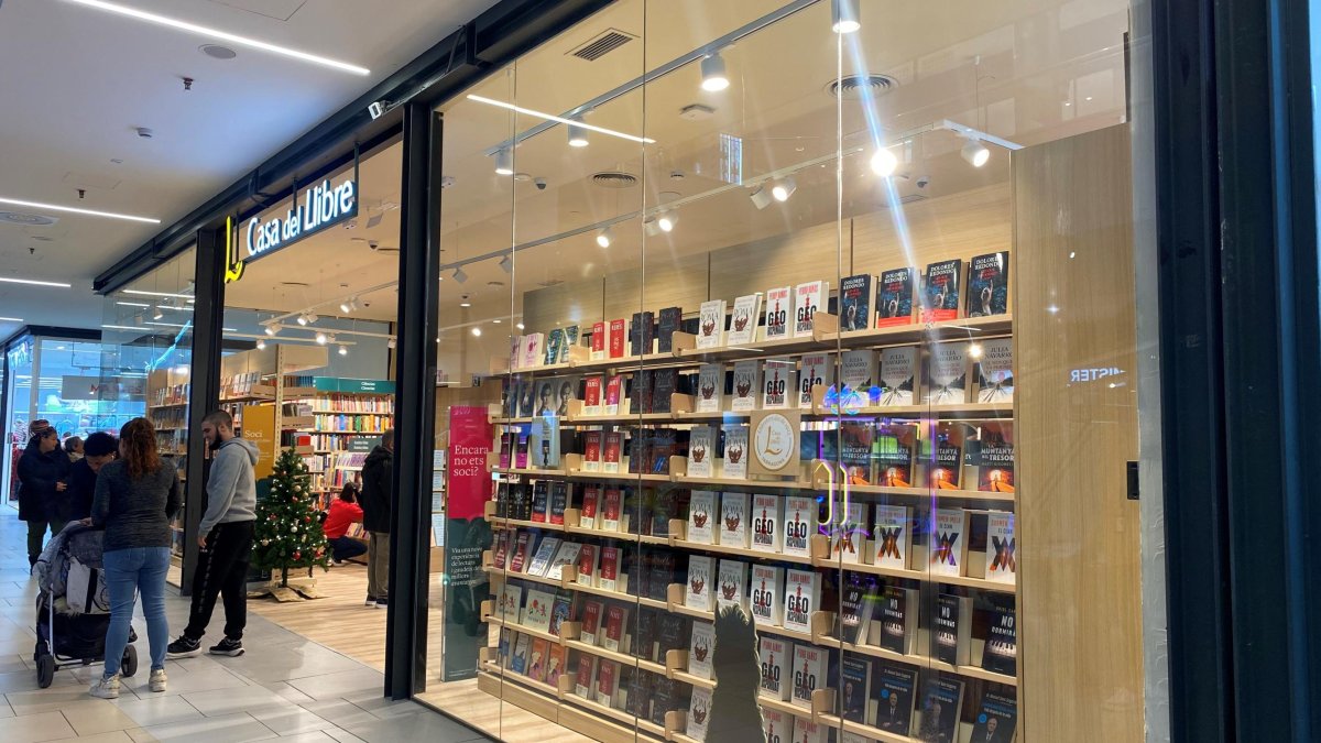 Exterior de la nueva tienda de la Casa del Libro en Parc Central.
