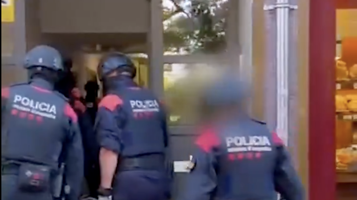 Imagen de uno de los cacheos del operativo