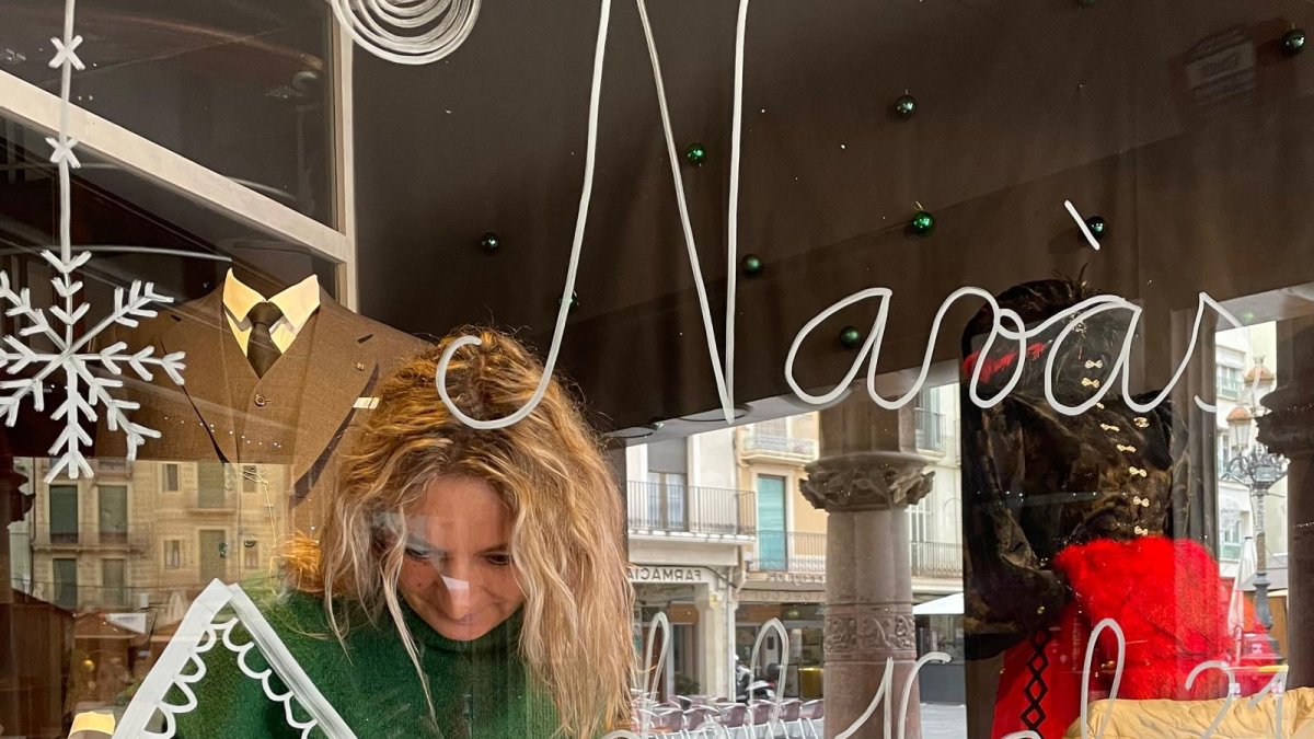 Fina Veciana, artista e impulsora junto con Mar Bonet del Navàs Market, decorando el escaparate