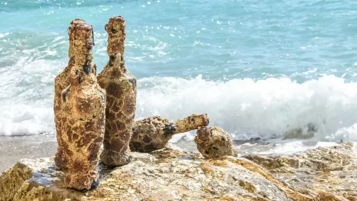 El producto se presenta en ánforas de medio litro con incrustaciones de coral.