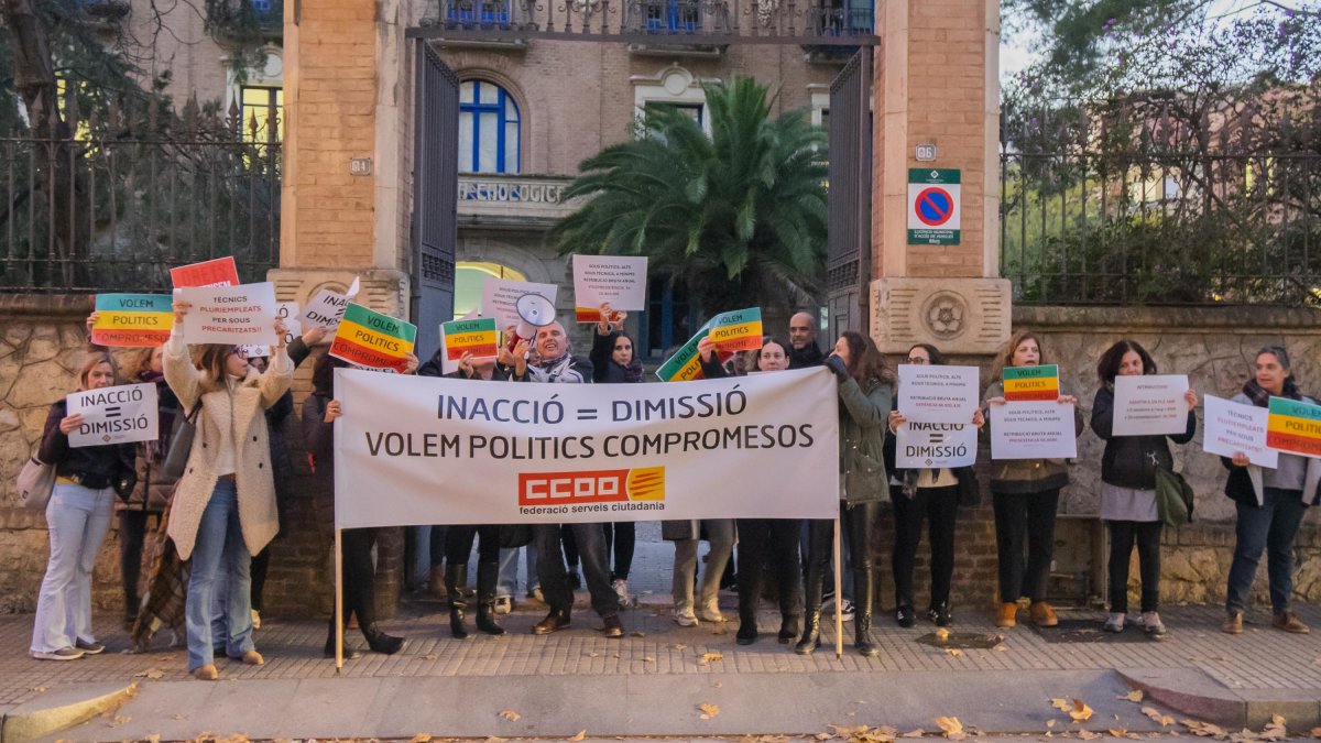 Els treballadors van manifestar-se a les portes del Consell Comarcal abans del ple.