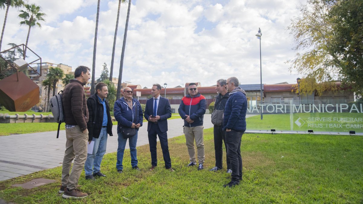 Los trabajadores y exempleados se concentraron en las puertas del Tanatorio Municipal.