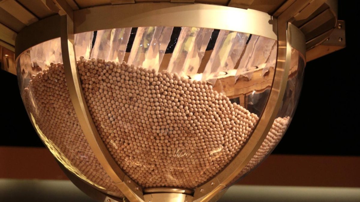 Imatge d'arxiu d'un funcionari de Loteries i Apostes de l'Estat, preparant els bombos de la Rifa de Nadal