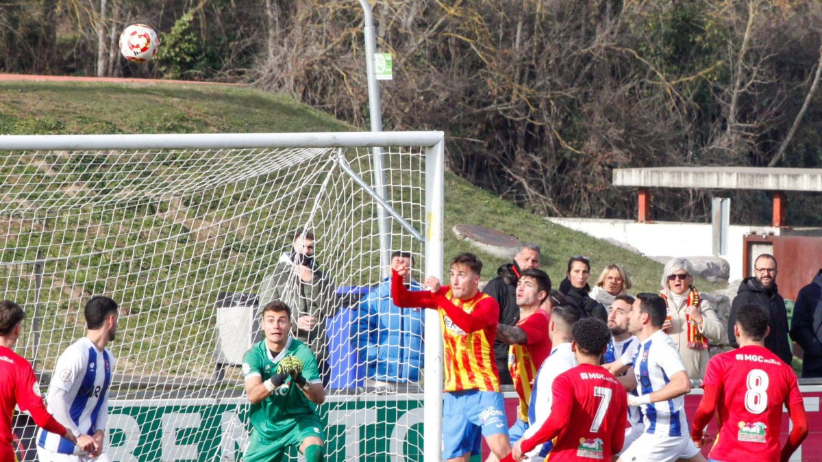 La UE Tona aprovechó una jugada en pelota parada para marcar el único gol del partido.
