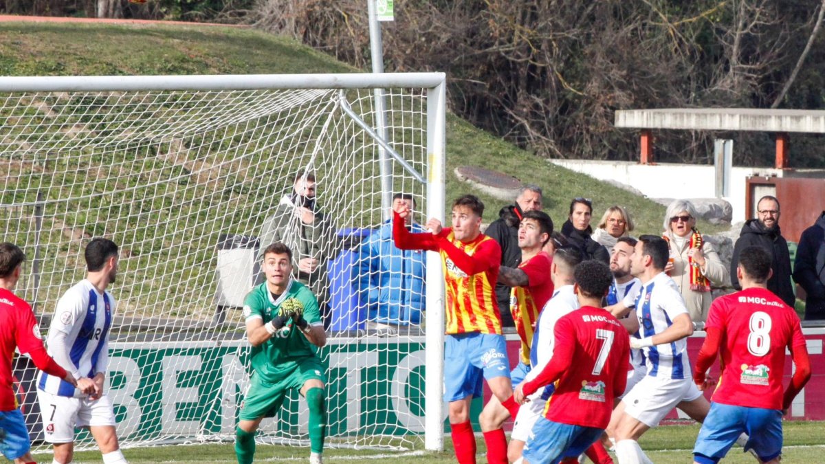 La UE Tona va aprofitar una jugada a pilota aturada per marcar l'únic gol del partit.