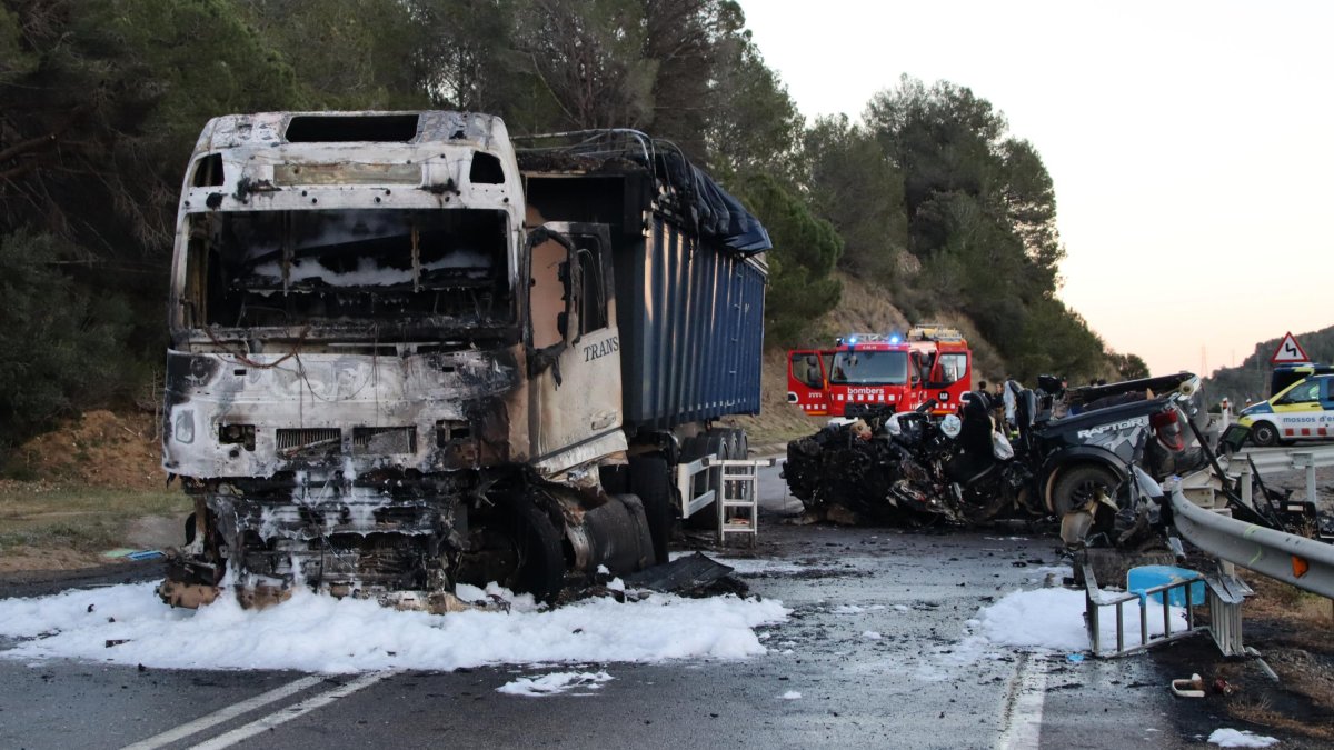 Accident mortal entre un camió i un turisme a l'N-420 a Riudecols.