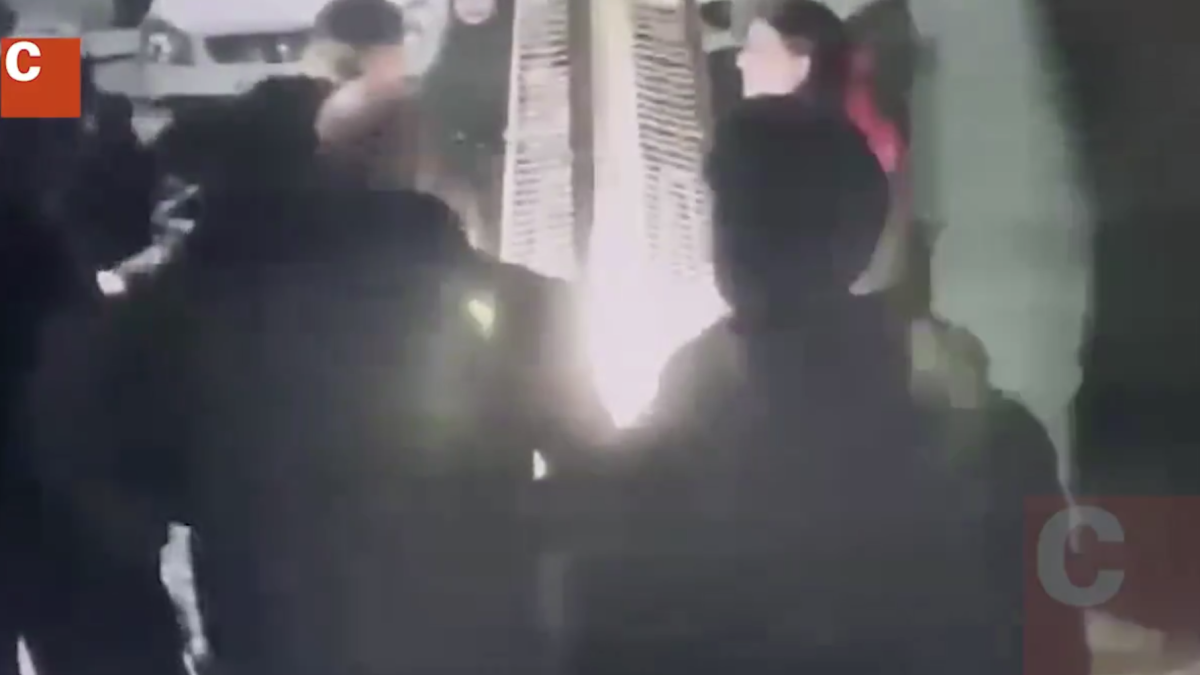 Imagen de una caáara de seguridad publicada por Elcaso.cat.