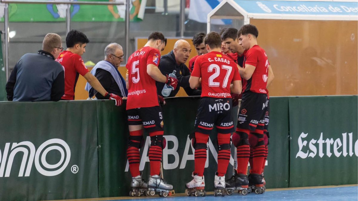 Los jugadores del Reus Deportiu atendiendo las indicaciones del técnico Jordi Garcia durante el último partido de liga.