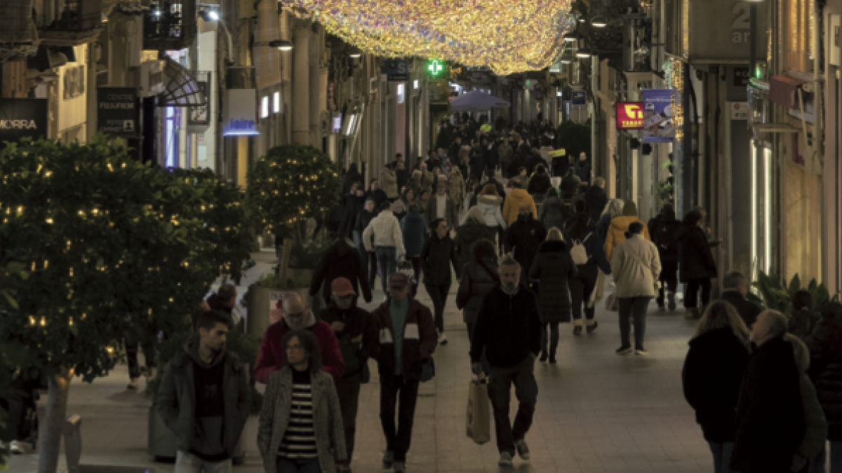 Fotografía de archivo de la calle de Llovera de Reus durante la campaña de Navidad 2024-2025.