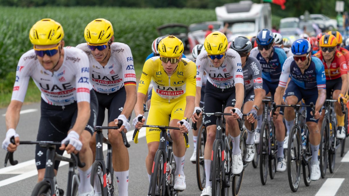 Tadej Pogacar i el seu equip davant del pelotó durant l'ascens a Simacourbe del Tour de França 2024, etapa 13.