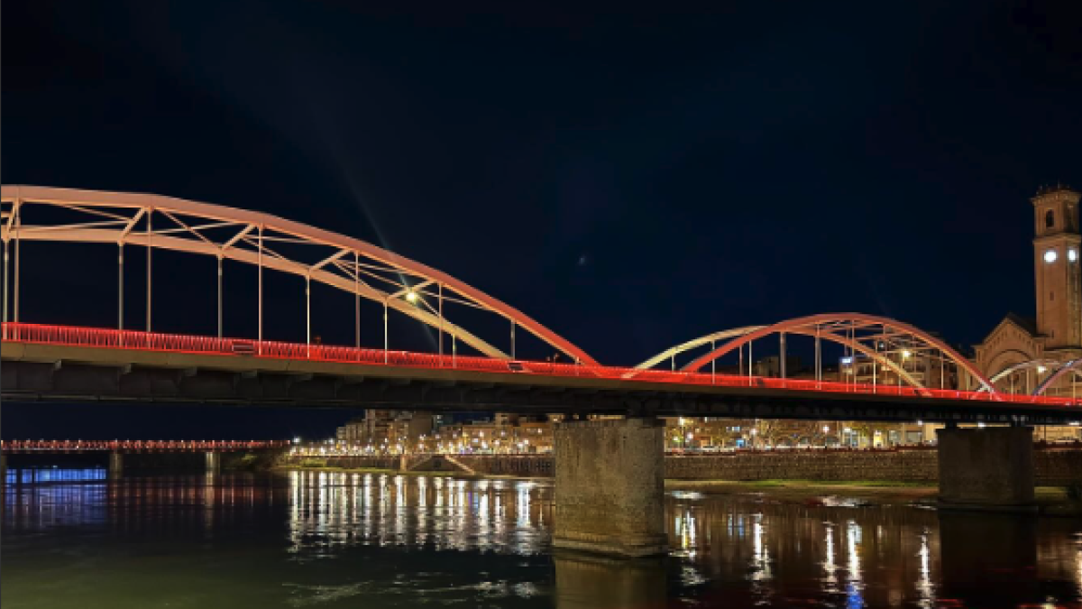 Els ponts de Tortosa s’il·luminen de roig aquest dissabte amb motiu de la Marató de Donants de Sang