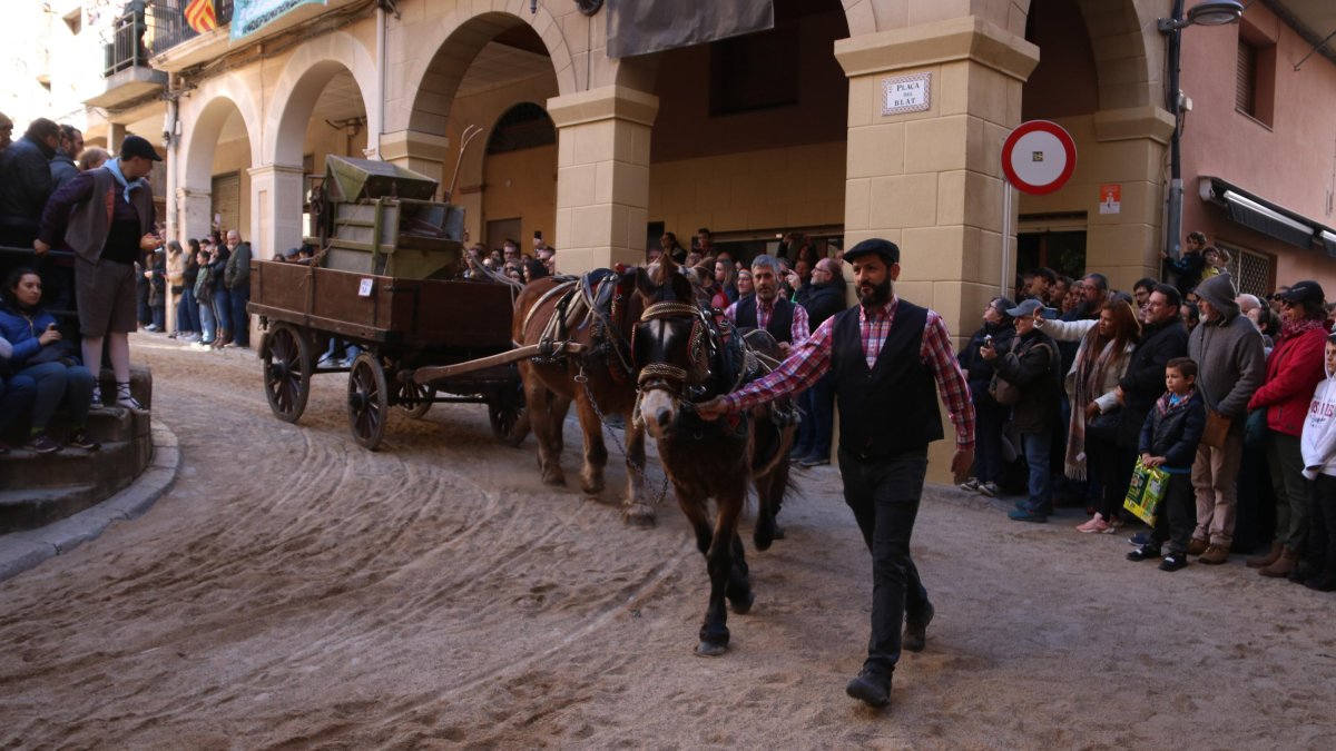 Un carro participant als Tres Tombs de Valls, durant el seu pas pel 'tomb de l'ajuntament'