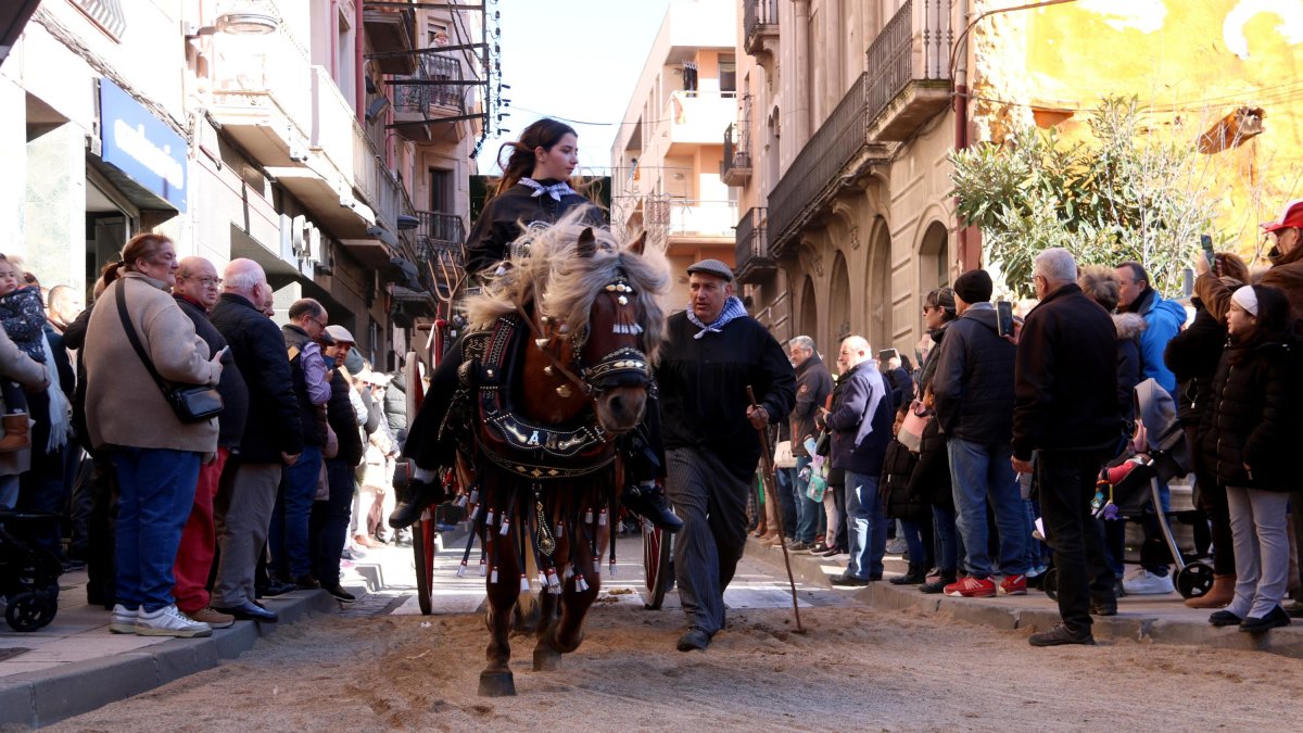 Imatge d'arxiu d'una genet guiant un carro durant el recorregut dels Tres Tombs a Valls