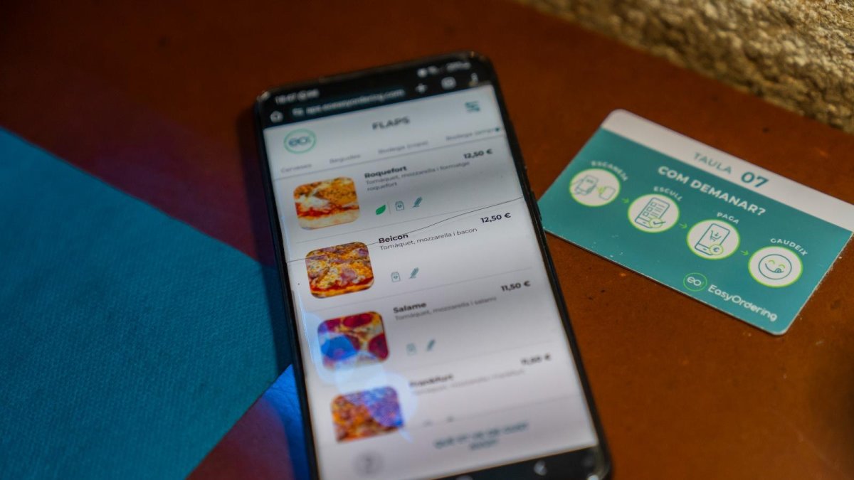 Fotografia d’arxiu de la carta digital del Flaps al costat de la targeta NFC utilitzada en el sistema de comandes EO! EasyOrdering