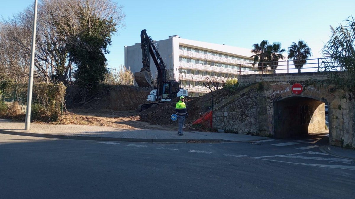 Una imagen trabajando en el derribo del puente en el Vial del Cavet.