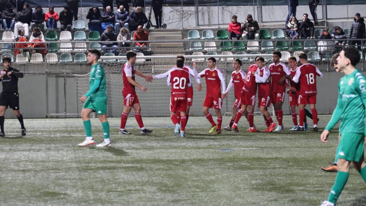 Els joves jugadors del Nàstic celebrant un dels gols del partit de Copa Catalunya contra el Cerdanyola.